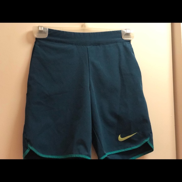 NIKE Boys Tennis Shorts size S